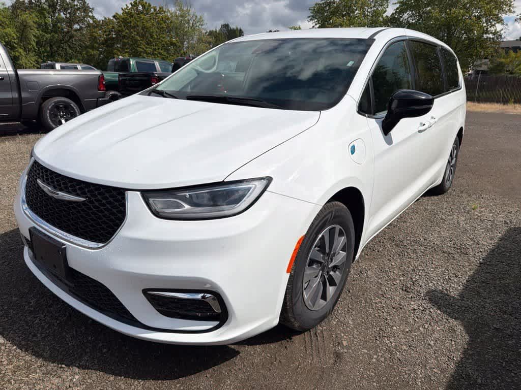 Used 2024 Chrysler Pacifica Limited FWD image 3