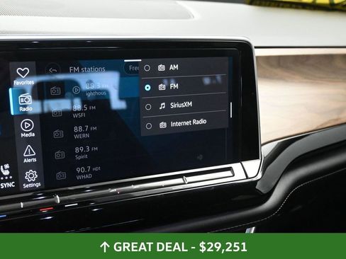 Used 2024 Volkswagen Atlas SE image 32