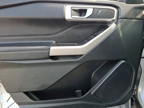 Used 2023 Ford Explorer XLT image 13