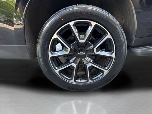 Used 2023 Chevrolet Suburban RST w/ Luxury Package AWD/4WD image 15