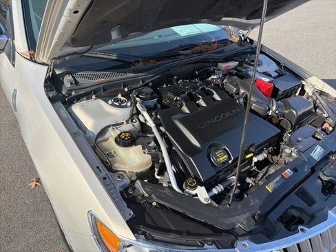 Used 2010 Lincoln MKZ image 9