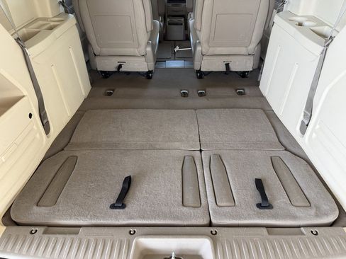 Used 2008 Chrysler Town & Country Touring FWD image 28