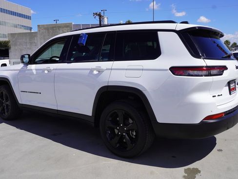 Used 2022 Jeep Grand Cherokee L Limited w/ Black Appearance Package AWD/4WD image 5