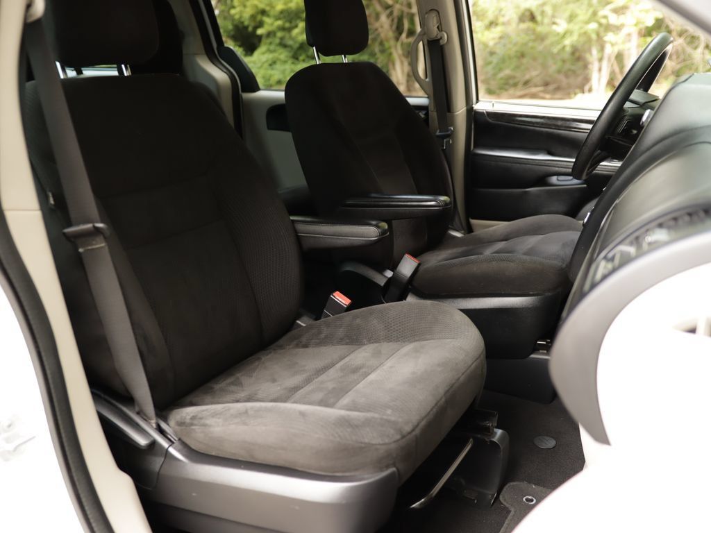 Used 2016 Dodge Grand Caravan American Value Package FWD image 26