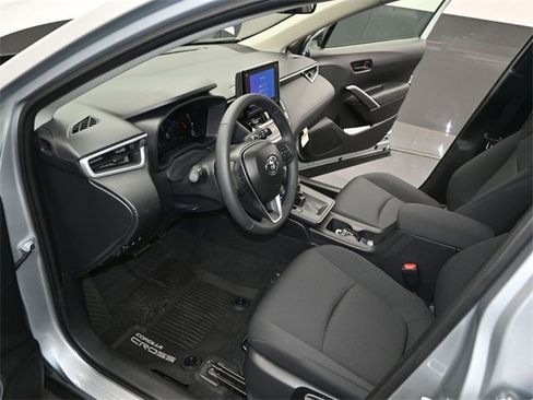 Used 2026 Toyota Corolla Cross LE w/ Moonroof Package image 4