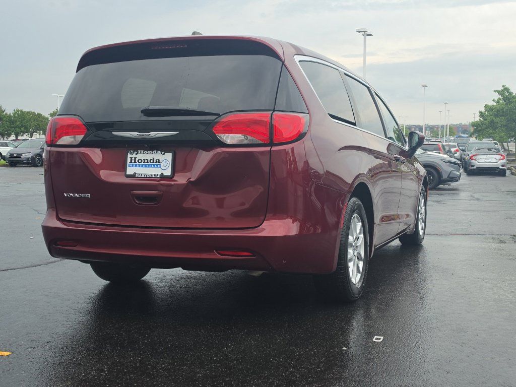Used 2023 Chrysler Voyager LX FWD image 7