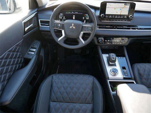 Used 2025 Mitsubishi Outlander SEL image 10