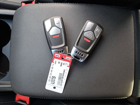 Used 2023 Audi Q5 e Premium w/ Convenience Package image 40