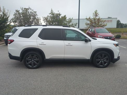 Used 2025 Honda Pilot Sport image 2