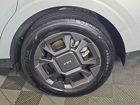 Used 2025 Kia Carnival EX FWD image 17