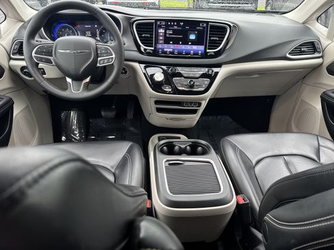 Used 2023 Chrysler Pacifica Touring-L FWD image 15