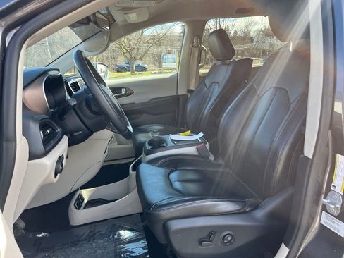 Used 2017 Chrysler Pacifica Touring-L Plus w/ Advanced Safetytec Group FWD image 15