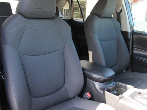 Used 2021 Toyota RAV4 LE w/ Carpet Mat Package (TMS) FWD image 20