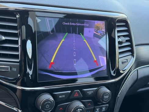 Used 2019 Jeep Grand Cherokee Limited image 25