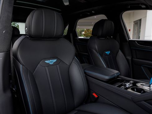Used 2024 Bentley Bentayga image 27