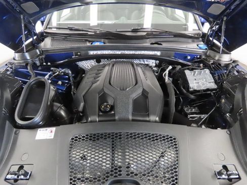 Certified 2024 Porsche Macan AWD/4WD image 49