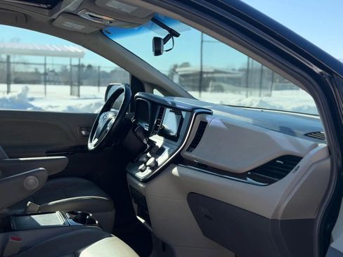 Used 2017 Toyota Sienna XLE image 29