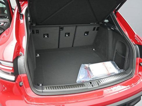 Certified 2025 Porsche Macan AWD/4WD image 17