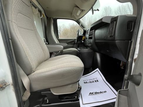 Used 2018 Chevrolet Express 4500 w/ Driver Convenience Package image 15