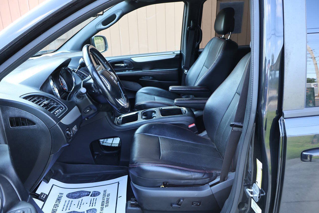 Used 2014 Dodge Grand Caravan R/T w/ Driver Convenience Group FWD image 11