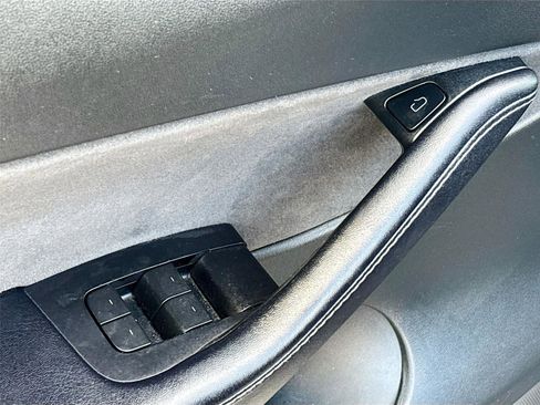 Used 2022 Tesla Model Y Long Range image 17