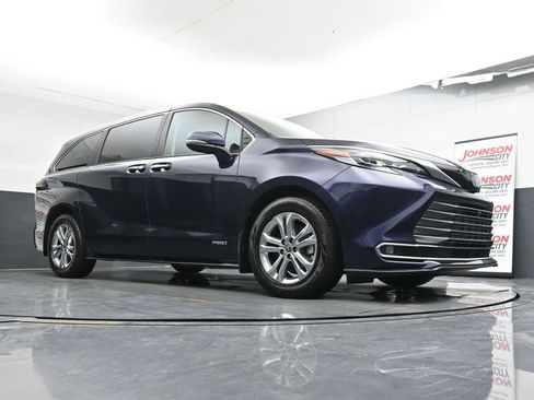 Used 2021 Toyota Sienna Platinum image 32