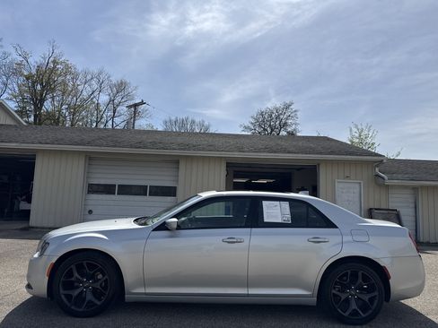 Used 2023 Chrysler 300 S RWD image 11