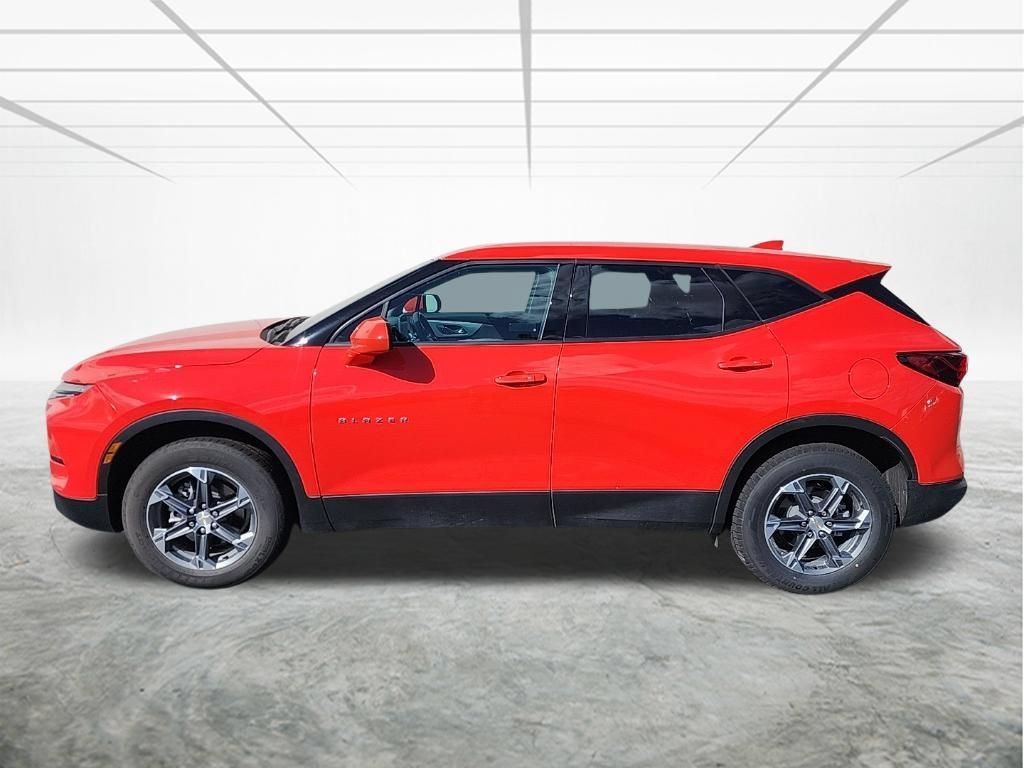 Used 2026 Chevrolet Blazer LT FWD image 2