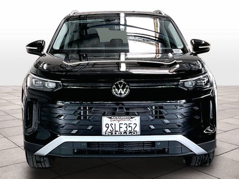 Used 2025 Volkswagen Tiguan SE w/ Panoramic Sunroof Package image 3