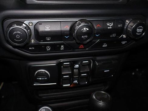 Used 2021 Jeep Wrangler Unlimited Sahara w/ Uconnect 4C Nav & Sound Group AWD/4WD image 19