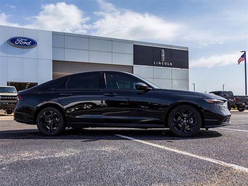 Used 2025 Honda Accord SE image 11