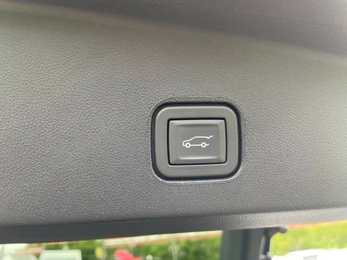 Used 2026 Cadillac Lyriq Signature Luxury RWD image 9