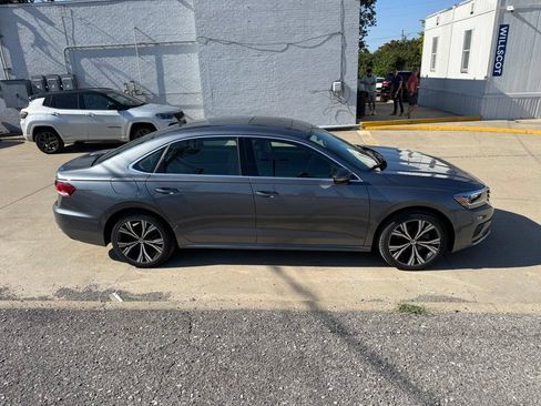 Used 2021 Volkswagen Passat 2.0T SE FWD image 5