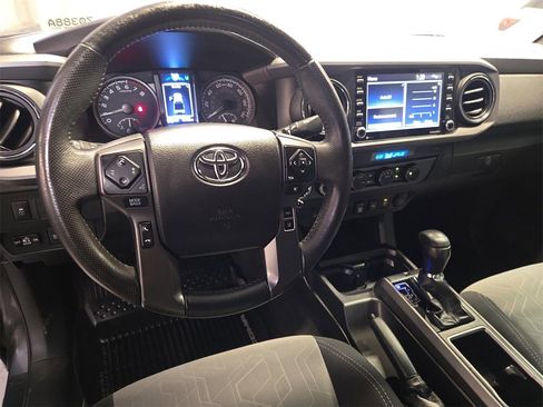 Used 2021 Toyota Tacoma TRD Sport w/ Technology Package image 15