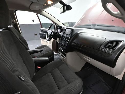 Used 2020 Dodge Grand Caravan SE w/ UConnect Hands-Free Group image 40