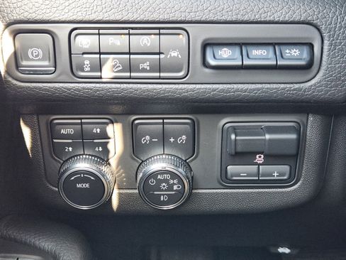 Used 2023 GMC Yukon Denali w/ Advanced Technology Package AWD/4WD image 21