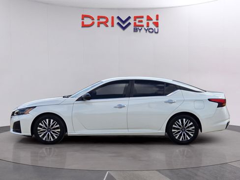 Used 2024 Nissan Altima 2.5 SV image 2