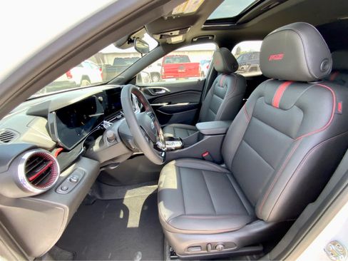 New 2026 Chevrolet Trax RS w/ Sunroof Package FWD image 18