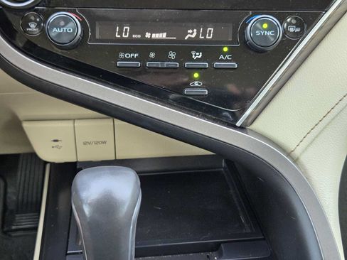 Used 2018 Toyota Camry XLE FWD image 19
