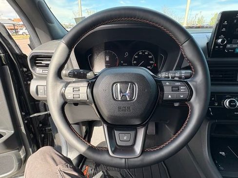 Used 2025 Honda Pilot TrailSport image 13