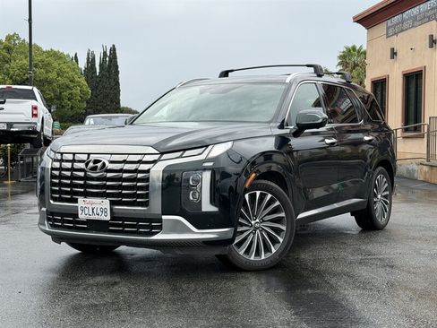 Used 2023 Hyundai Palisade Calligraphy FWD image 1