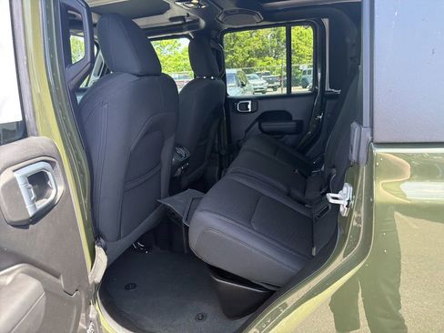 Used 2023 Jeep Gladiator Sport AWD/4WD image 13