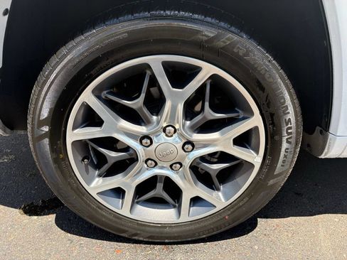 Used 2019 Jeep Grand Cherokee Overland AWD/4WD image 6