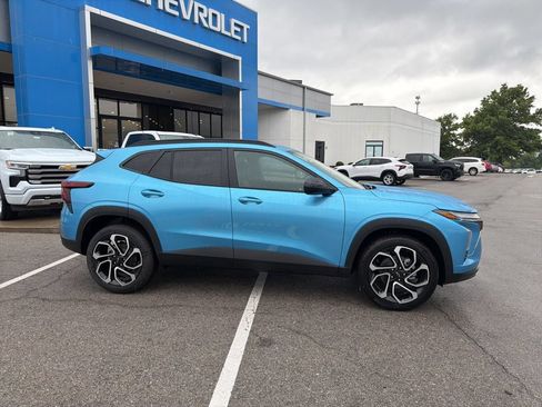 New 2026 Chevrolet Trax RS w/ Sunroof Package FWD image 2