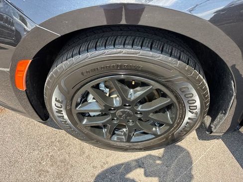 Used 2023 Chrysler Pacifica Touring-L FWD image 35