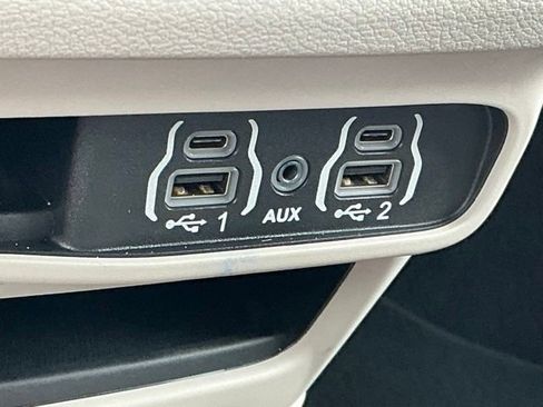 Used 2024 Chrysler Pacifica Touring-L FWD image 30