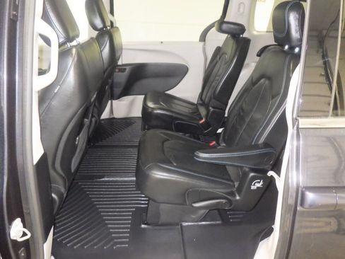 Used 2021 Chrysler Pacifica Touring-L FWD image 7