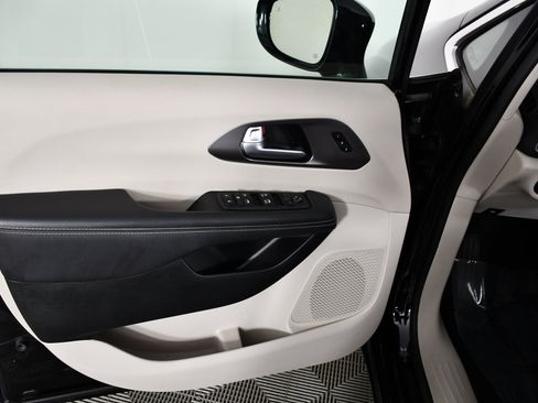 Used 2024 Chrysler Pacifica Touring-L FWD image 36