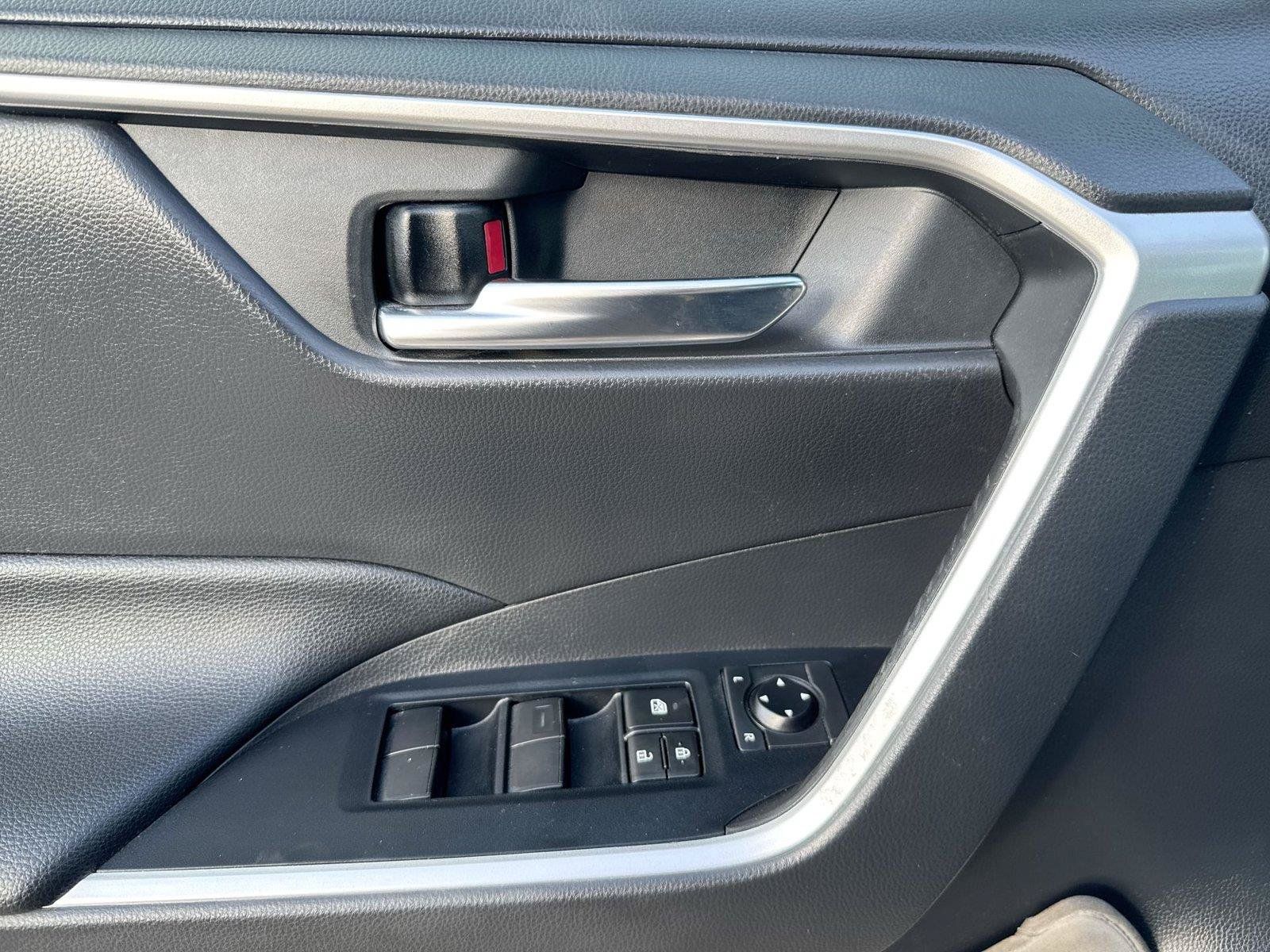Used 2019 Toyota RAV4 XLE w/ Convenience Package FWD image 5