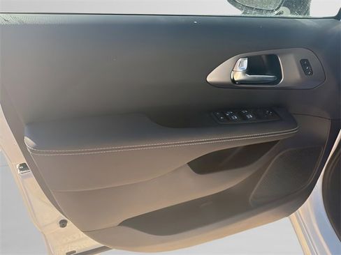 New 2026 Chrysler Pacifica Select image 8